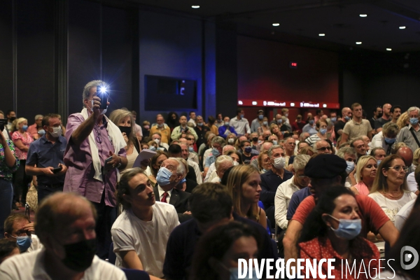 Nice le 18/09/2021 Eric Zemmour en visite à Nice et de ses lecteurs. La foule  en liesse à l entrée en salle du palais de Congrés d  Eric Zemmour.