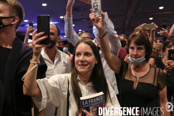 Nice le 18/09/2021 Eric Zemmour en visite à Nice et de ses lecteurs. La foule  en liesse à l entrée en salle du palais de Congrés d  Eric Zemmour.