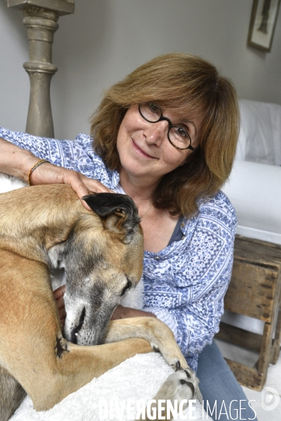 Joelle, femme militante pour la protection animale, avec sa chienne Lévrier Galgos.