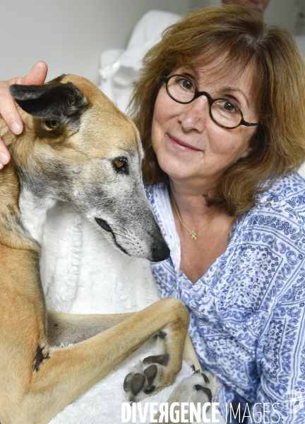 Joelle, femme militante pour la protection animale, avec sa chienne Lévrier Galgos.