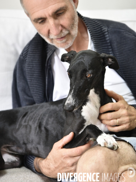 Joelle, femme militante pour la protection animale, avec sa chienne Lévrier Galgos.