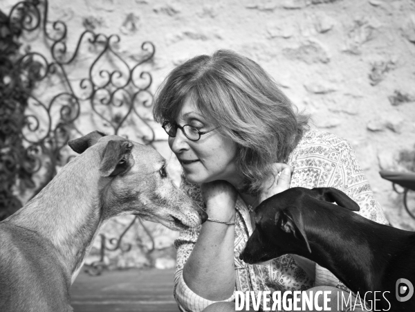 Joelle, femme militante pour la protection animale, avec sa chienne Lévrier Galgos.