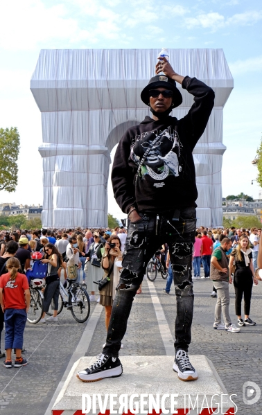 L  arc de triomphe empaqueté par Christo & Jeanne Claude. Série 2