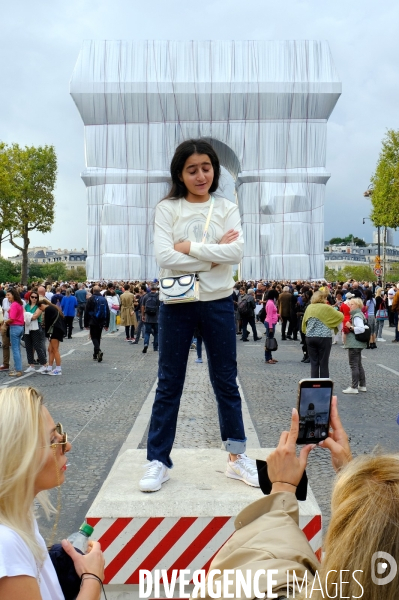 L  arc de triomphe empaqueté par Christo & Jeanne Claude