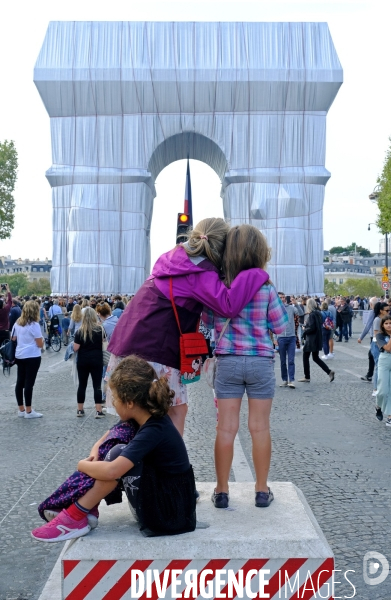 L  arc de triomphe empaqueté par Christo & Jeanne Claude