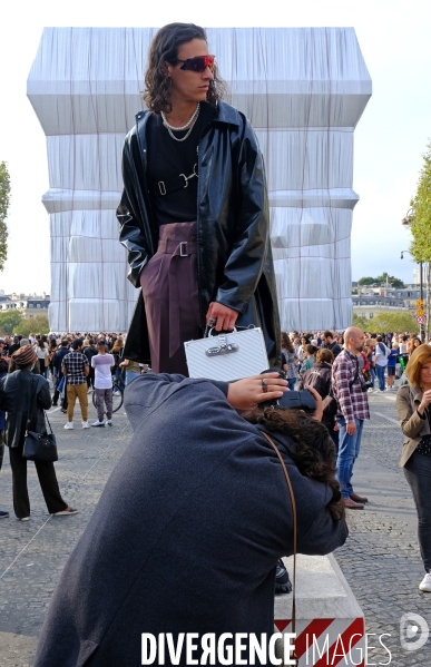 L  arc de triomphe empaqueté par Christo & Jeanne Claude