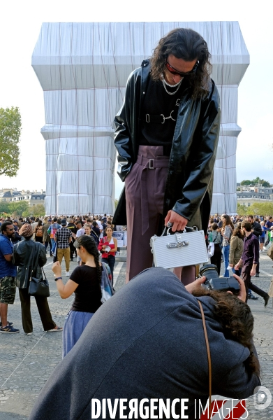 L  arc de triomphe empaqueté par Christo & Jeanne Claude