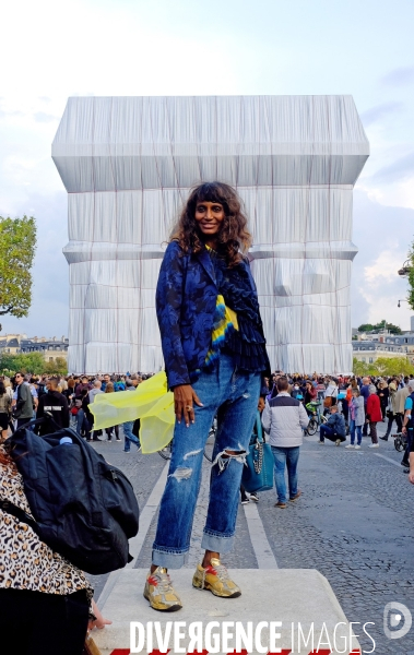 L  arc de triomphe empaqueté par Christo & Jeanne Claude