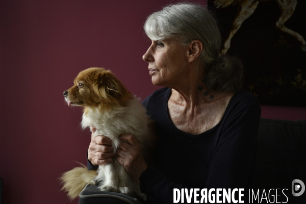 Heloise, femme militante pour la protection animale, avec sa chienne Chanelle.