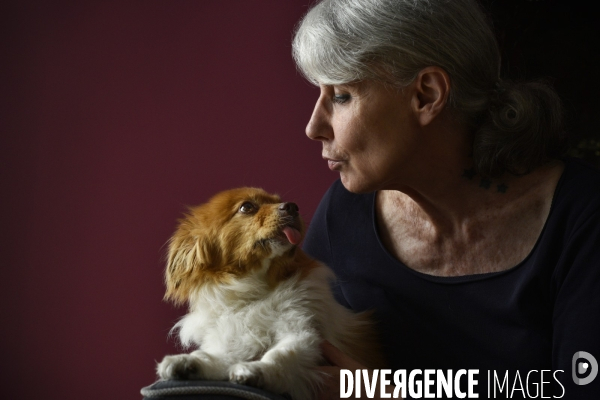 Heloise, femme militante pour la protection animale, avec sa chienne Chanelle.