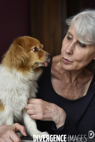 Heloise, femme militante pour la protection animale, avec sa chienne Chanelle.