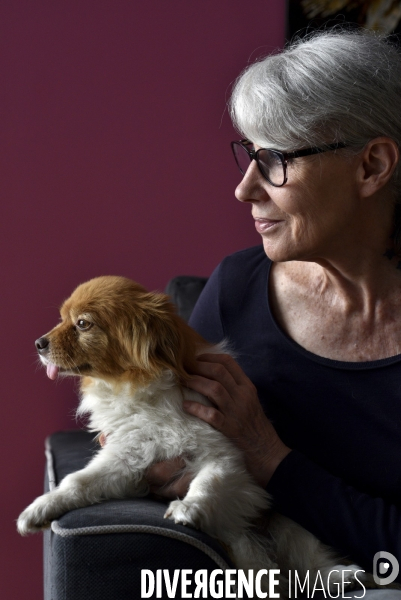 Heloise, femme militante pour la protection animale, avec sa chienne Chanelle.