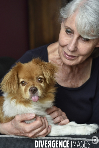 Heloise, femme militante pour la protection animale, avec sa chienne Chanelle.