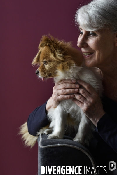 Heloise, femme militante pour la protection animale, avec sa chienne Chanelle.