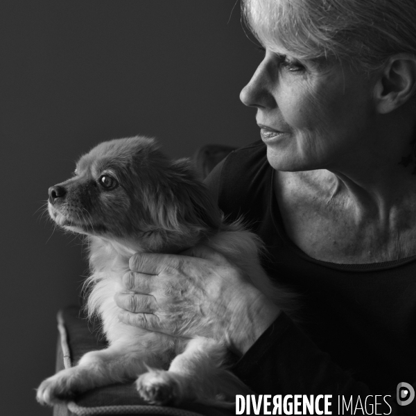 Heloise, femme militante pour la protection animale, avec sa chienne Chanelle.