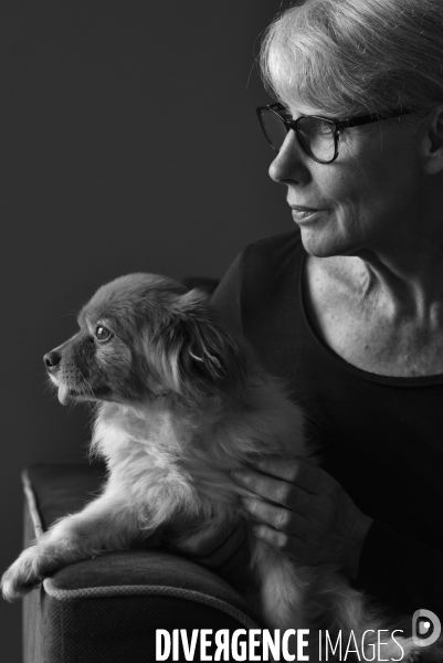 Heloise, femme militante pour la protection animale, avec sa chienne Chanelle.