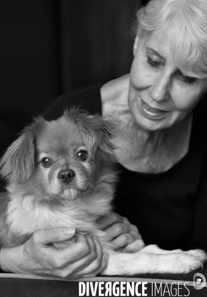 Heloise, femme militante pour la protection animale, avec sa chienne Chanelle.