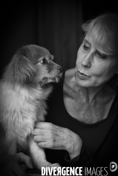 Heloise, femme militante pour la protection animale, avec sa chienne Chanelle.
