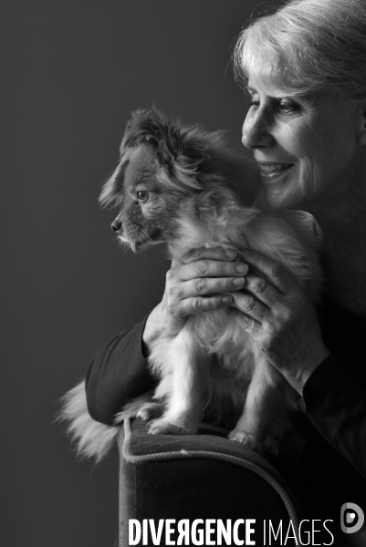 Heloise, femme militante pour la protection animale, avec sa chienne Chanelle.