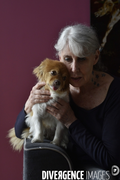Heloise, femme militante pour la protection animale, avec sa chienne Chanelle.