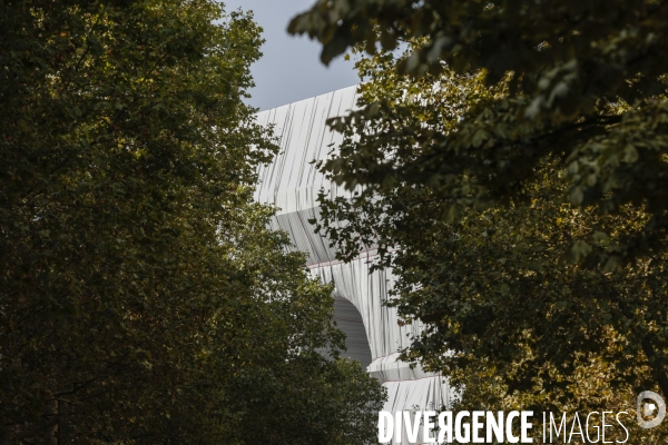 CHRISTO emballe l Arc-De-Triomphe