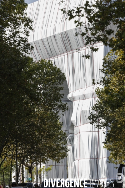 CHRISTO emballe l Arc-De-Triomphe