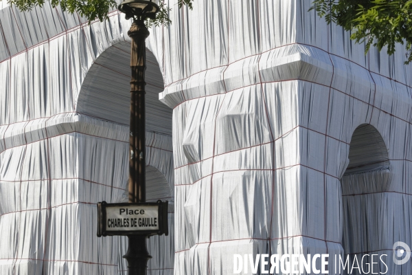 CHRISTO emballe l Arc-De-Triomphe