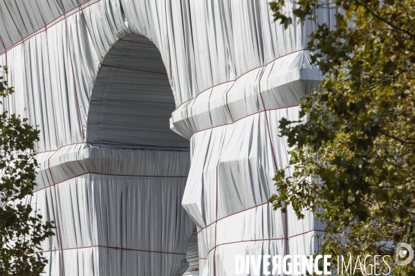 CHRISTO emballe l Arc-De-Triomphe