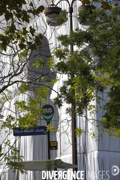 CHRISTO emballe l Arc-De-Triomphe