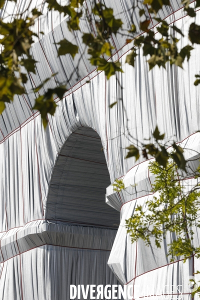 CHRISTO emballe l Arc-De-Triomphe