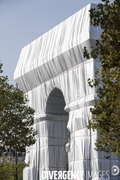 CHRISTO emballe l Arc-De-Triomphe