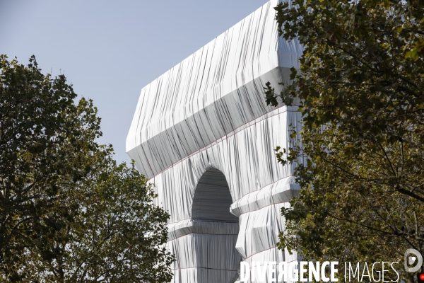 CHRISTO emballe l Arc-De-Triomphe