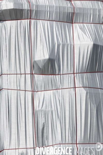 CHRISTO emballe l Arc-De-Triomphe