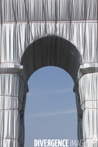 CHRISTO emballe l Arc-De-Triomphe