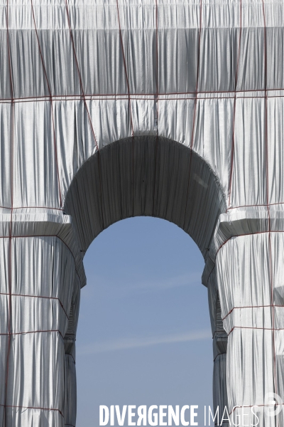 CHRISTO emballe l Arc-De-Triomphe