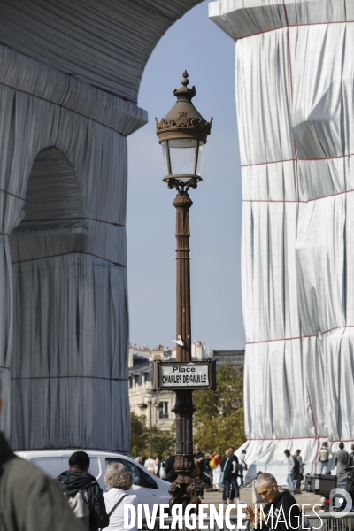 CHRISTO emballe l Arc-De-Triomphe