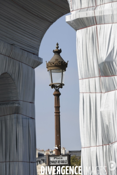 CHRISTO emballe l Arc-De-Triomphe