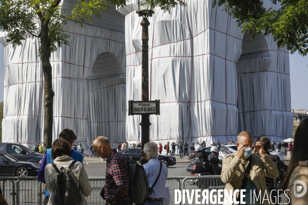 CHRISTO emballe l Arc-De-Triomphe