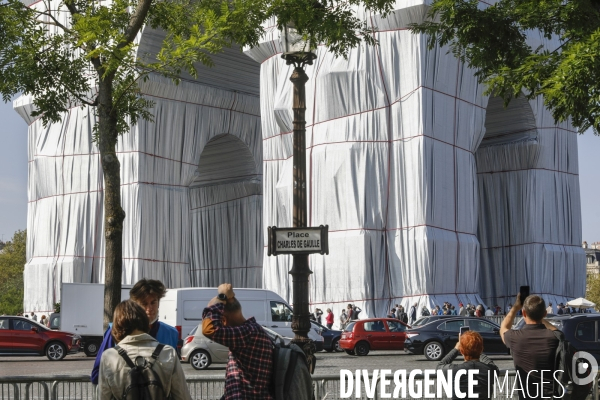 CHRISTO emballe l Arc-De-Triomphe