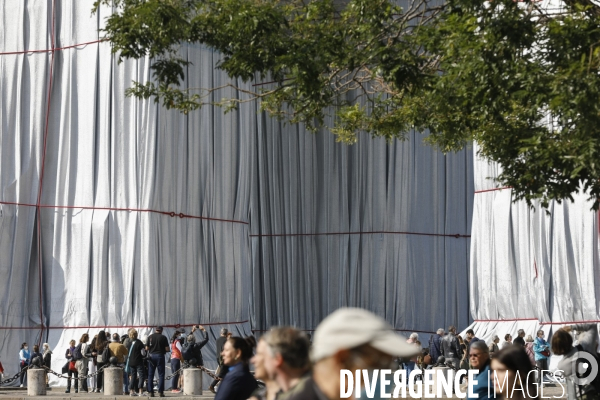 CHRISTO emballe l Arc-De-Triomphe