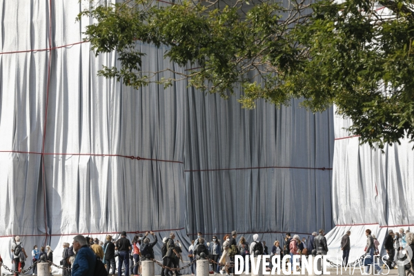 CHRISTO emballe l Arc-De-Triomphe