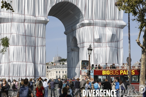 CHRISTO emballe l Arc-De-Triomphe