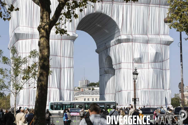 CHRISTO emballe l Arc-De-Triomphe