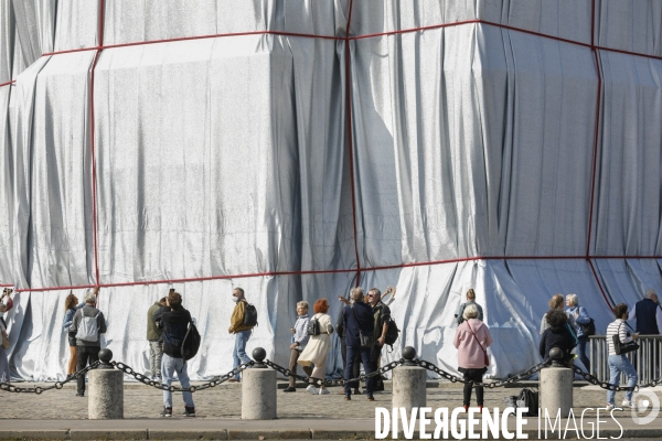 CHRISTO emballe l Arc-De-Triomphe