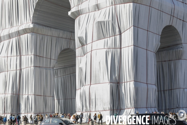 CHRISTO emballe l Arc-De-Triomphe