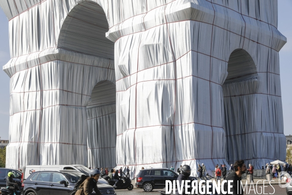 CHRISTO emballe l Arc-De-Triomphe