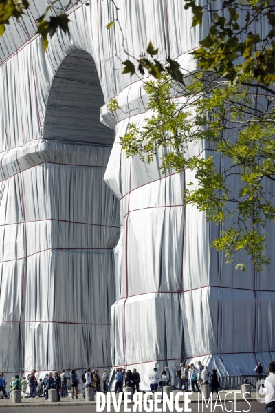 CHRISTO emballe l Arc-De-Triomphe