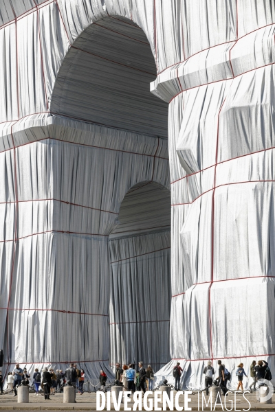 CHRISTO emballe l Arc-De-Triomphe