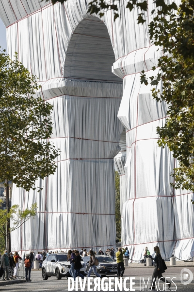 CHRISTO emballe l Arc-De-Triomphe