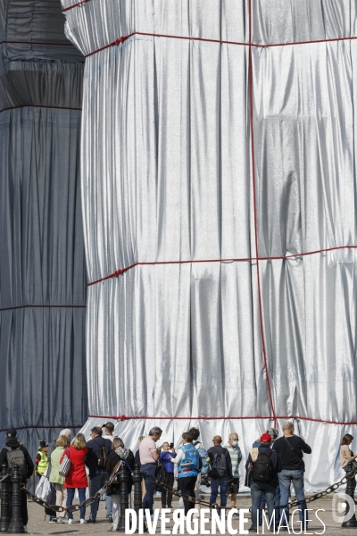 CHRISTO emballe l Arc-De-Triomphe